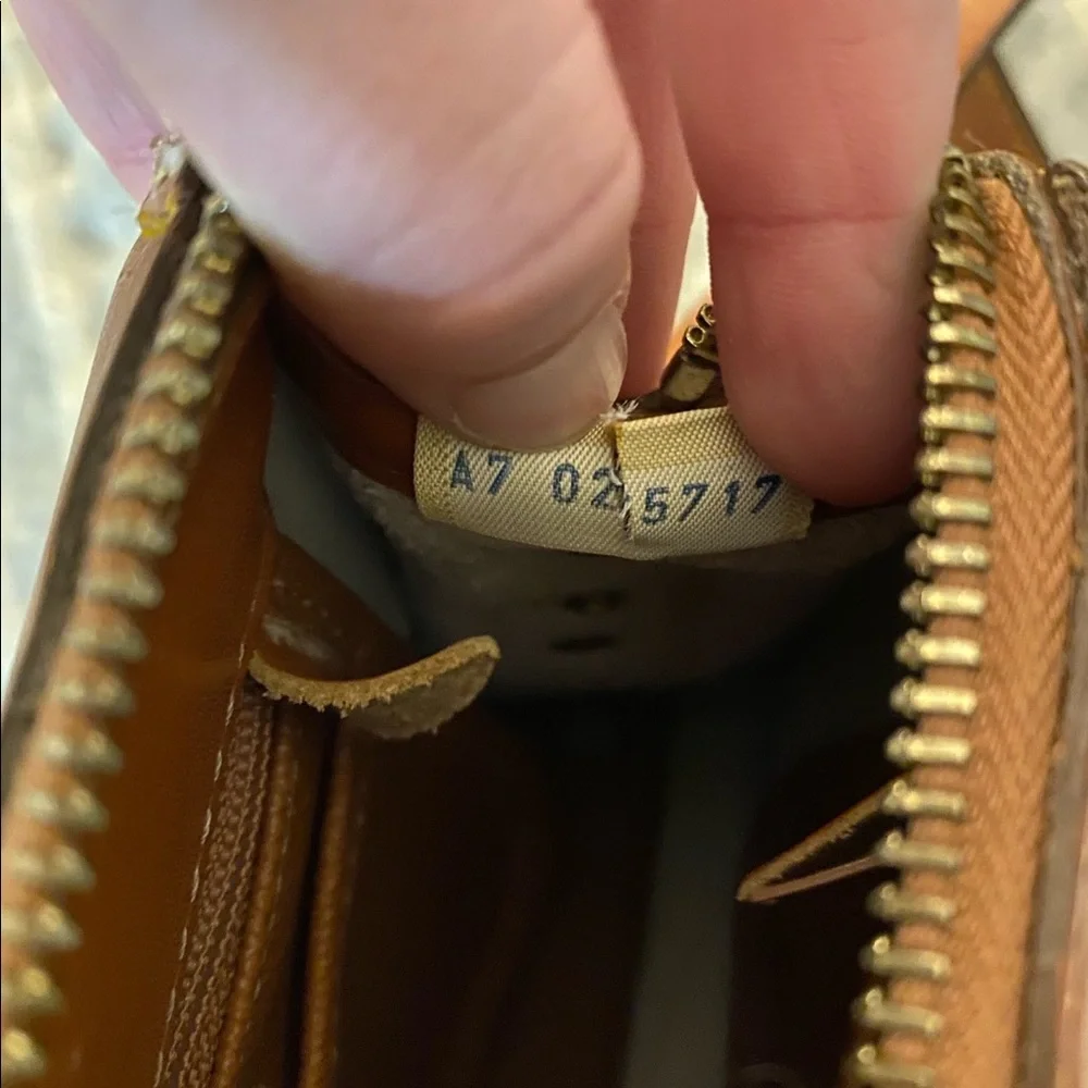 SOLD VINTAGE DOONEY & BOURKE CROSSBODY - Picture 9 of 9